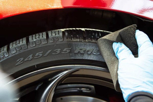 GYEON Q²M Tire Express Lastik Parlatıcı ve Koruyucu - 500 ml -Su Bazlı Jel Oto Lastik Cilası